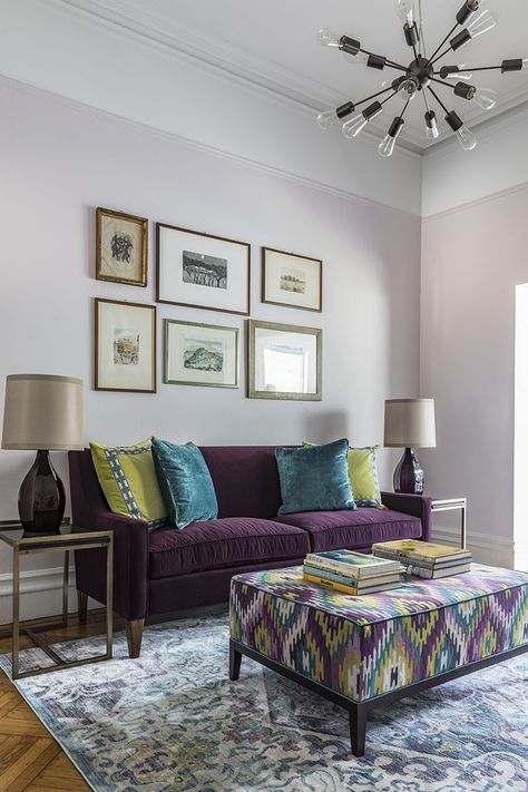 Violet Sofa Living Room, Purple Sitting Room Ideas, Purple And Cream Living Room, Turquoise And Purple Living Room, Lilac Sofa Living Room, Violet Living Room Ideas, Purple Sofa Living Room Ideas Modern, Violet Living Room Decor, Plum Sofa Living Room Ideas