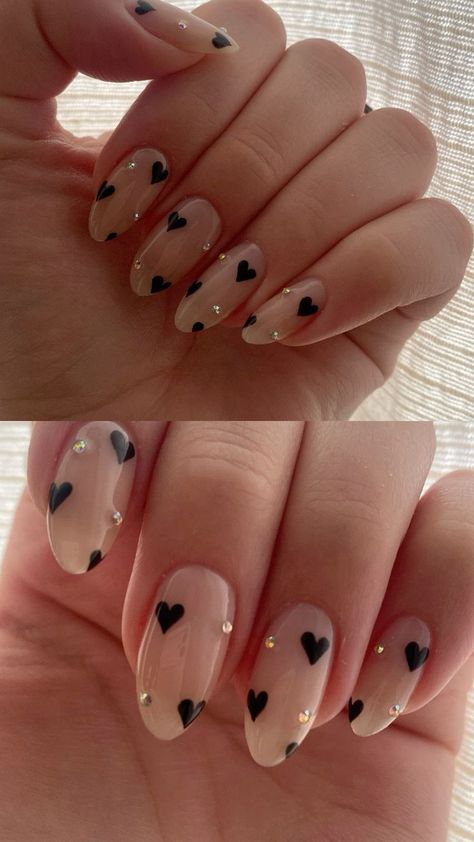 Nails Corazones, Nails With Black Hearts, Heart Nails Black, Chris Nails, Nails Black Heart, Black Heart Nails, Nail Art Noir, Black Almond Nails, Cow Nails