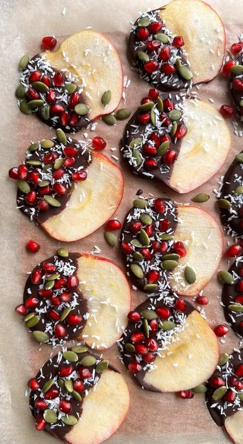 Chocolate Dipped Apple Slices with Pomegranate Seeds, Pumpkin Seeds & Coconut Flakes Dipped Apple Slices, Pomegranate Recipes, Apple Snacks, Chocolate Bark, Healthy Sweets Recipes, Pomegranate Seeds, Food Platters, Apple Slices, Chocolate Dipped