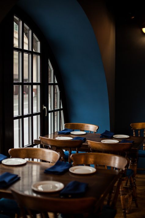 Blue Walls Restaurant, Dark Blue Restaurant Interior, Navy Restaurant Interior, Blue And Gold Restaurant Design, Navy Blue Restaurant Interior, Blue Restaurant Interior Design, Blue Interior Restaurant, Blue Cafe Design, Dark Blue Restaurant