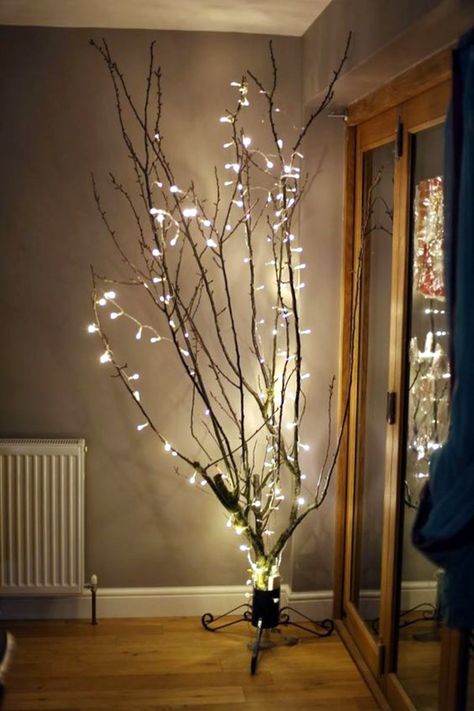 40 Inspirational Tree Branches Decoration Ideas - Bored Art Lighted Tree Branches, Tree Branch Decor, Dry Tree, Bedroom Design Trends, Indoor Tree, Lights Wedding Decor, Lighted Branches, Indoor Trees, Diy Tree