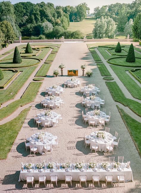 An Elegant Chateau Wedding in France's Loire Valley French Estate Wedding, French Chateau Wedding Aesthetic, Southern France Wedding, Loire Valley Wedding, English Money, Wedding Reception Elegant, French Garden Wedding, Weddings In France, French Wedding Venues