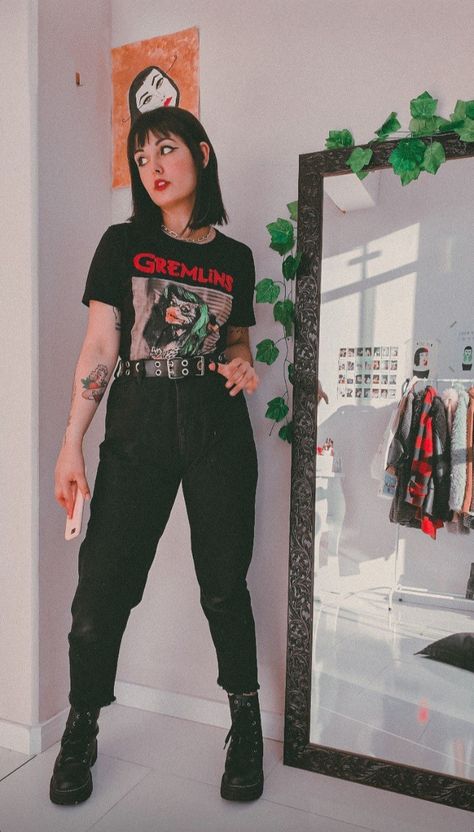 Curvy Punk Fashion, Alternative Fall Outfits Grunge, Black Graphic Tee Outfit Aesthetic, Work Punk Outfit, Grunge Goth Fashion, Vintage Alternative Outfits, New Goth Fashion, Dark Indie Aesthetic Outfits, Punk Mom Outfits