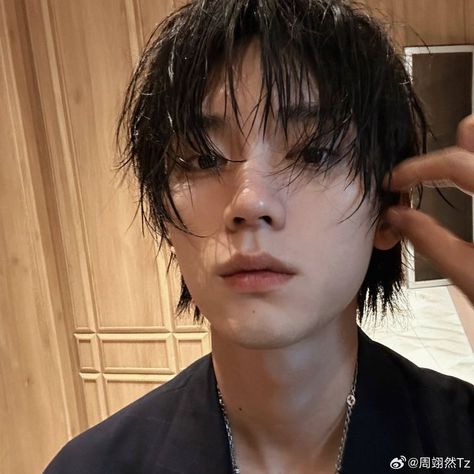 Zhou Yiran, Cute Asian Guys, Cute Actors, Kdrama Actors, Asian Actors, Boyfriend Pictures, Blue Hair, Korean Actors, Actors & Actresses