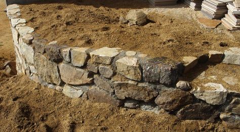 Building a rock wall - complete instructions.  A curved rock wall can make a rock wall much more stable. - grid24_12 Rock Wall Landscape, Rock Wall Gardens, Rock Retaining Wall, Stone Walls Garden, Garden Retaining Wall, Fence Plants, Concrete Patios, Stone Retaining Wall, Garden Ideas Cheap