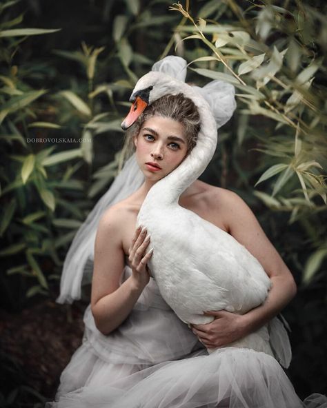 Photography-People-With-Animals-Anastasiya-Dobrovolskaya Lup Singuratic, Magical Photography, Animals And People, Humans And Animals, Pose Fotografi, Poses References, Human Poses, Fairytale Art, Stunning Photography