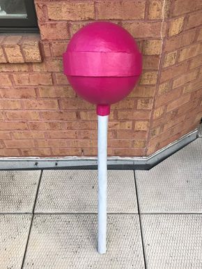 Paper mache giant lollipop - finished Giant Lollipop, Candy Decorations Diy, Candy Props, Giant Lollipops, Candy Themed Party, Candy Land Birthday Party, Gingerbread Christmas Decor, Wreath Candy, Tootsie Pop