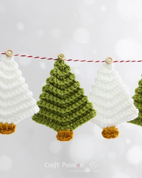 Crochet Christmas Light Garland, Natal, Beginner Christmas Crochet Patterns Free, Christmas Ornaments Homemade Crochet, Crochet Xmas Garland Free Pattern, Crochet Christmas Ornaments Free Pattern Granny Squares, Christmas Light Crochet Pattern, Crochet Flat Christmas Tree Pattern, Easy Xmas Crochet