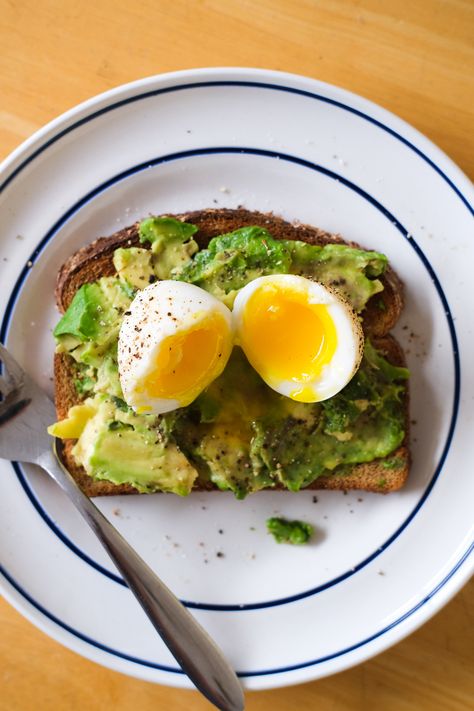 Simple Avocado Toast, Cheap Meals To Make, Avocado Toast Recipe, Easy Guacamole, Boiled Egg Diet, Soft Boiled Eggs, Toast Recipes, Breakfast Time, Cheap Meals