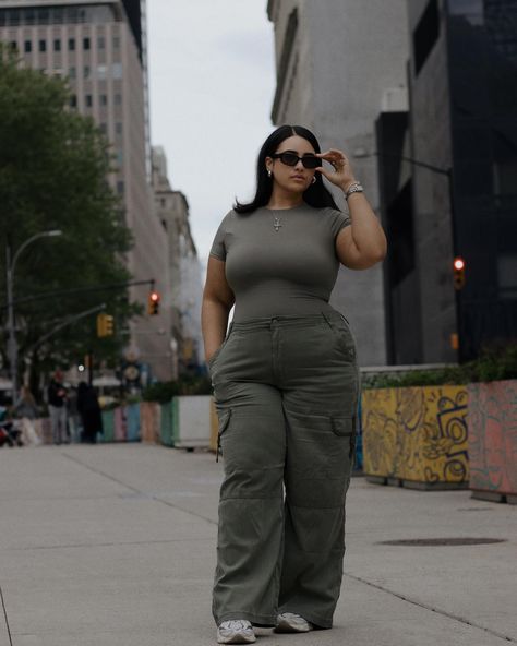 NYC 🌆 #plussizefashion #plussizeoutfit #plussizeootd #casualoutfitideas #newyorkstreetstyle #cargopantsoutfit #midsizefashion #curvyoutfit Plus Cargo Pants, Curvy Streetwear Outfits, Cargo Pants For Plus Size Women, Casual Cargo Pants Outfit Women, Plus Size Baddie Outfits Summer Casual, Casual Plus Size Outfits Winter, Styling Green Cargo Pants, Thick Thighs Outfit, Outfits Curvy Juvenil