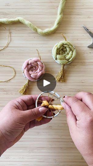 Circle Loom, Circular Weaving, Round Loom, Weaving Loom Diy, Weaving Yarn, Thanksgiving Theme, Craft Classes, Weaving Projects, Textile Jewelry