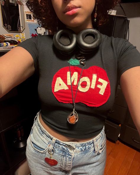 handmade, sewing, fiona apple top <3 Upcycling, Patchwork, Fiona Apple Clothes, Homemade T Shirts Ideas, How To Sew Cute Tops, Fiona Apple Tee, Fiona Apple Merch, Fiona Apple Shirt Diy, Fiona Apple Art