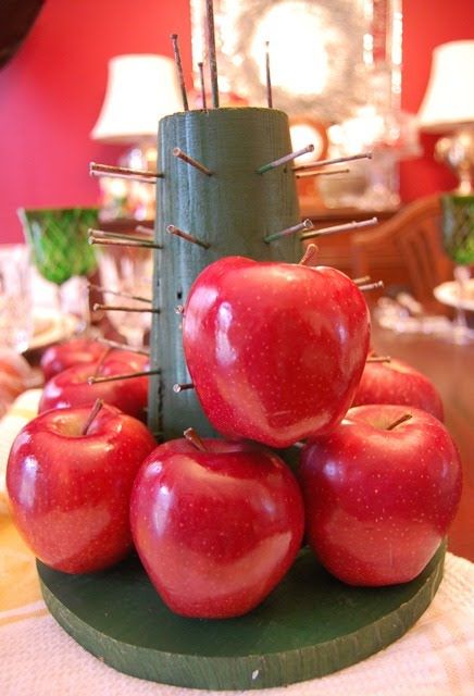 How to make a Colonial Williamsburg Christmas Table Setting with Apple Tree Centerpiece Colonial Williamsburg Christmas, Apple Centerpieces, Aesthetic Christmas Tree, Williamsburg Christmas, Christmas Help, Fruit Centerpieces, Tree Tutorial, Christmas Table Setting, Tafel Decor