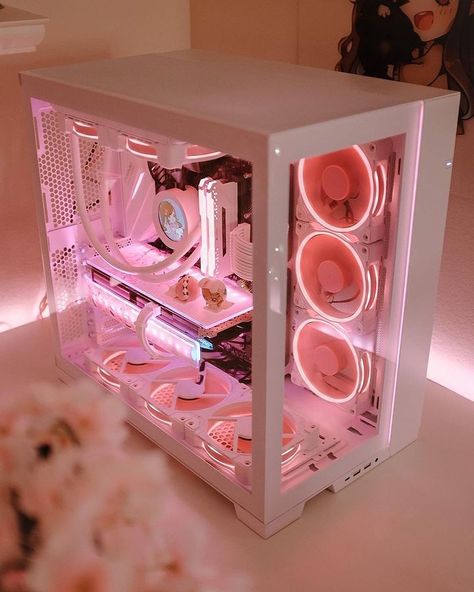 White And Pink Pc Build, Pc Tower Design, Pink Pc Case, White And Pink Gaming Setup, Komputery Gamingowe, Pink Pc Build, Pc Build Ideas, Pc Set Ups, Aesthetic Pc Build