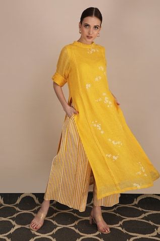 Kurta For Women, Tunics Online, Churidar Suits, Gaun Fashion, Designer Suit, Salwar Kamiz, Kurta Designs Women, Indian Dress, Indian Designer Outfits