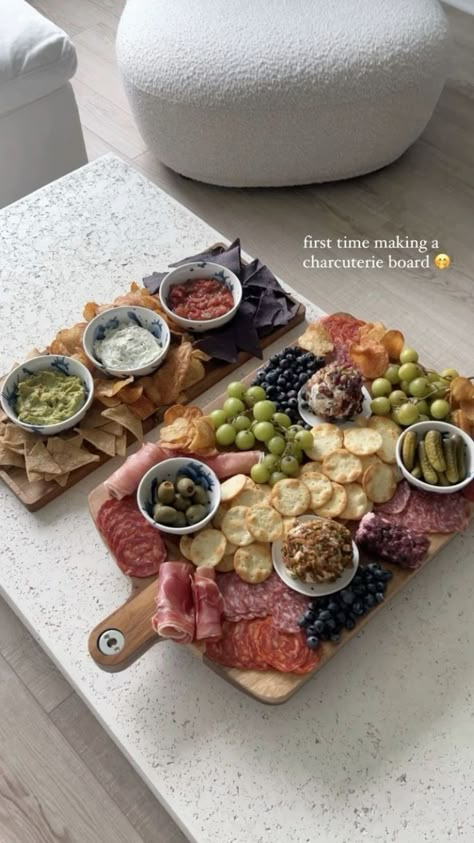 Healthy Hosting Snacks, Christmas Serving Table Decor, Apitizer Ideas, Cacuttery Board, Sharkutery Board, Birthday Supper Ideas, Charquetery Board, Dinner Party Snacks, Cheese Board Aesthetic