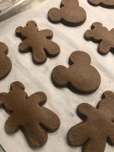 Disney Copycat Gingerbread cookie recipe Disney Gingerbread Recipe, Disney Gingerbread Cookies, Disneyland Gingerbread Cookie Recipe, Christmas Disney Cookies, Disney Cookies Recipe, Disney Recipes Copycat, Disney Baking Recipes, Mickey Christmas Cookies, Mickey Mouse Gingerbread