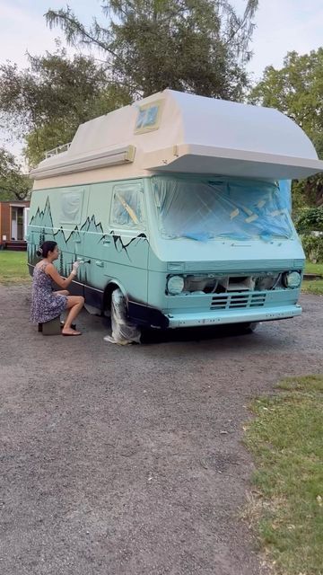 Custom Paint Jobs Cars, Corvair Van, Painted Camper, Van Exterior, Vans Painted, Grad Trip, Camper Art, Car Paint Jobs, Cute Vans