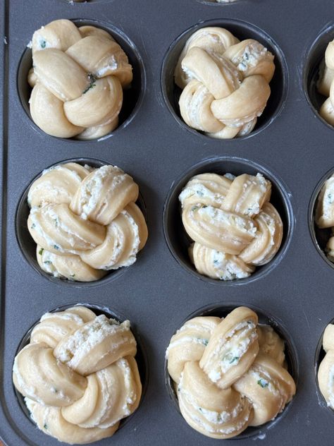 Sourdough Discard Garlic Knots - Kneaded That Sourdough Football Food, Sourdough Discard Pikelets, Sourdough Treats Recipes, Sourdough Potluck Ideas, Sour Dough Rolls Using Starter, Sourdough Boule Flavors, Sourdough Discard Garlic Rolls, What Is Sourdough Discard, Sourdough Discard Donut Holes