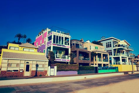 Santa Monica Beach Houses Houses In Usa, Santa Monica House, Santa Monica Beach House, Santa Monica Houses, Usa House, Colorful Houses, Santa Monica Beach, Santa Monica California, Barbie House