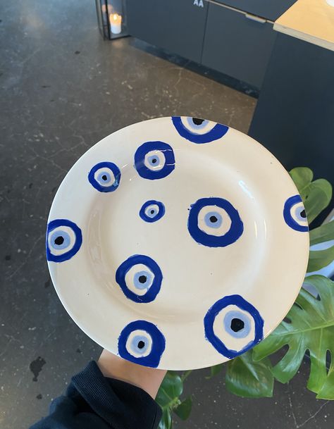 Aesthetic Plate Painting, Pottery Painting Ideas Evil Eye, Plate Designs Ideas Pottery Painting, Pottery Plates Painting Ideas, Plate Painting Ideas Aesthetic, Evil Eye Pottery Painting, Pottery Painting Blue, Porcelain Painting Ideas Plate, Clay Plate Painting Ideas