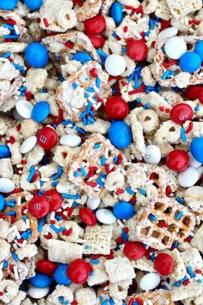 Patriotic Snacks, 4th July Food, Patriotic Food, Patriotic Desserts, 4th Of July Desserts, Slow Cooker Desserts, Fourth Of July Food, Holiday Snacks, Party Mix