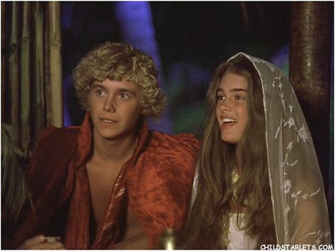 Christopher Atkins and Brooke Shields' characters celebrate Christmas in "The Blue Lagoon, released July 5, 1980. The Blue Lagoon 1980, Brooke Shields Blue Lagoon, Blue Lagoon Movie, Christopher Atkins, Uk Icon, Brooke Shields Young, The Blue Lagoon, Septième Art, Valley Girls