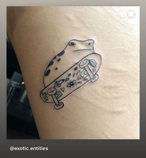 This frog is more physically coordinated than me. Skateboard Tattoo Ideas, Frog Skateboard, Frog On Skateboard, Small First Tattoos, Skateboard Drawing, Skater Tattoos, Skate Tattoo, Skateboard Tattoo, Tattoo Off