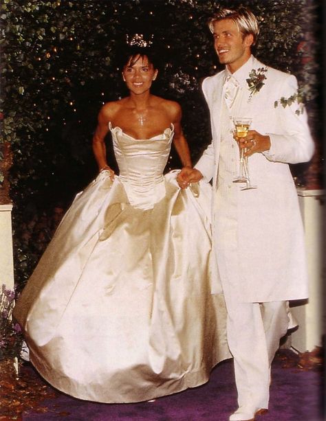 90’s Wedding Dress, Vintage Vera Wang Wedding Dress, Vera Wang Wedding Dress Vintage, Early 2000s Wedding Dress, David Beckham Wedding, 90s Wedding Aesthetic, Victoria Beckham Wedding Dress, Victoria Beckham Wedding, Beckham Wedding