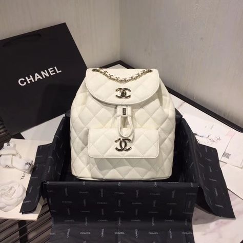 Chanel cc chain shoulders bag small backpack caviar white Mochila Chanel, Tas Lv, Louis Vuitton Shoes Heels, White Backpack, Chanel Backpack, Chanel Casual, Chanel Cruise, Leather Office, Diane Kruger