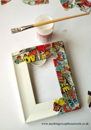 Decoupage Picture Frames, Comic Book Crafts, Cadre Photo Diy, Home Gym Inspiration, Photo Frame Crafts, Painted Picture Frames, Decoupage Glue, Decoupage Diy, Picture Frame Decor