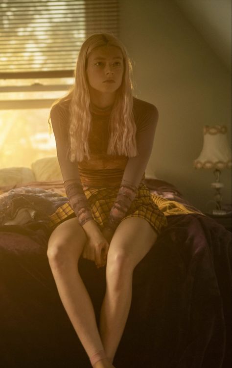 jules vaughn euphoria fashion outfit makeup Vintage Outfits Mens, Jules Euphoria, Jules Vaughn, Estilo Zendaya, Euphoria Fashion, Hunter Schafer, Brown Aesthetic, Big Screen, Cute Pink