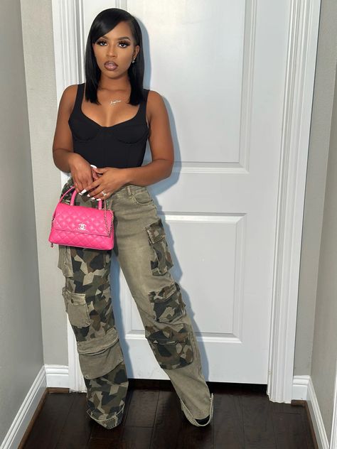 Jackets To Wear With Cargo Pants, London Baddie Outfits, Corset And Sneakers Outfit, Corset Outfits Ideas, Corset Outfits Black Women, Concert Outfit Summer Black Woman, Corset Top Outfit Black Women, Corset And Cargo Pants Outfit, Cute Spring Outfits Black Women