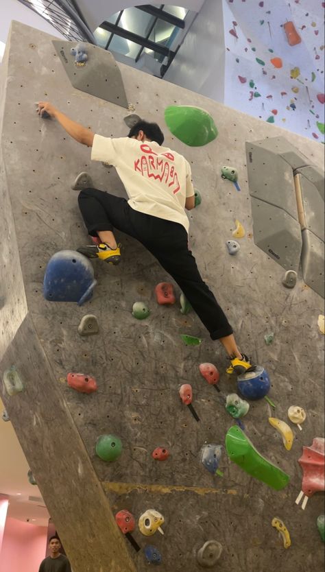 Rock Climbing Aesthetic, Climbing Aesthetic, Indoor Bouldering, Bouldering Gym, Indoor Rock Climbing, Indoor Climbing, Sunflower Wallpaper, Rock Climbers, Rock Climbing