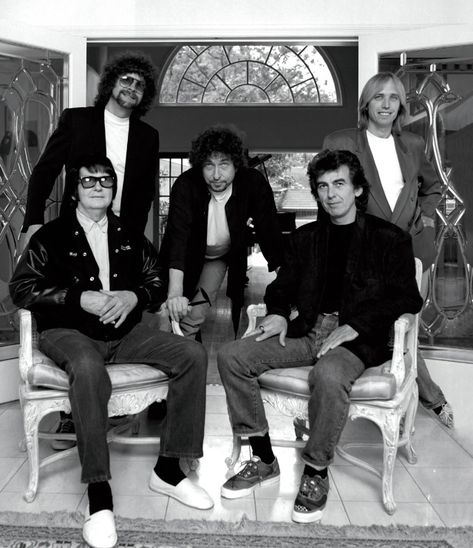 The Traveling Wilburys, a Supergroup Consisting of Bob Dylan, George Harrison, Jeff Lynne, Roy Orbison and Tom Petty ~ Vintage Everyday Bob Dylan And George Harrison, Traveling Wilburys, Travelling Wilburys, Jeff Lynne, Roy Orbison, Travel Music, Vintage Everyday, British American, Glamour Shots