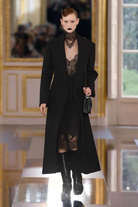 Valentino Fall 2024 Ready-to-Wear Valentino 2024 Fall Winter, Valentino 2024, Valentino Runway, Fall Winter Fashion Trends, Winter Fashion Trends, Fall Runway, Fall Winter Fashion, Black Outfits, Fashion Trends Winter