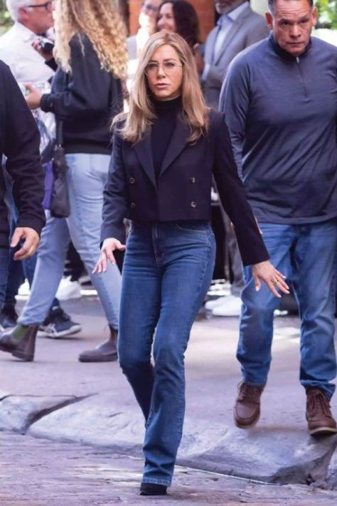 Timeless Jeans Outfit, Jennifer Anniston Style, Bootcut Jeans Outfit, Rachel Green Outfits, Jennifer Aniston Hair, Jennifer Aniston Style, Jenifer Aniston, Jen Aniston, Polished Casual