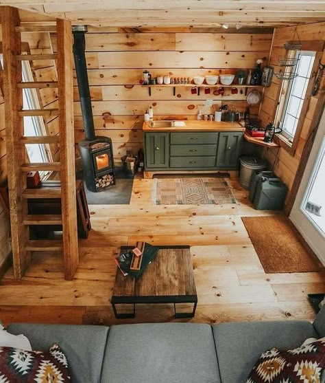 Design Case Mici, Tiny Cabins Interiors, Small Cabin Interiors, Cabin Vibes, Little Cabin In The Woods, Off Grid Cabin, Dream Cabin, Tiny Cabins, Tiny Home Ideas