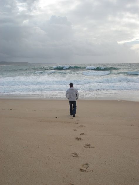 Sand Footprints, Lonely Man, Footprints In The Sand, Digital Design Trends, Ocean Water, Men Beach, Aesthetic Iphone, Flip Book, The Sand