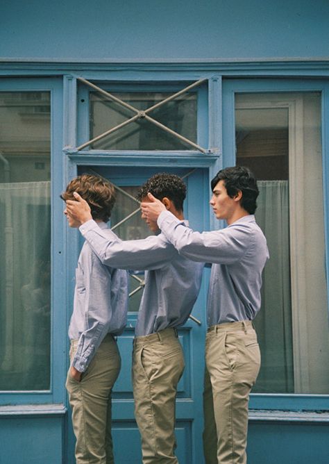 Togetherness Photography, Pose Reference 3 People, People Looking At Each Other, Lost Brother, 2020 Photography, Band Photoshoot, Streets Of Paris, Paris Mode, Conceptual Photography