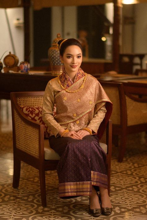 Laos Dress, Engagement Concept, National Costumes Of The World, Lao Dress, Laos Wedding, Laos Clothing, Traditional Thai Dress, Thailand Traditional, Thai Fashion