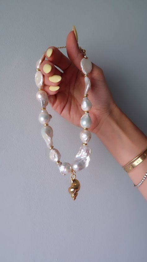 Gold Shell Pearl Choker, Freshwater Pearl Choker, Baroque Pearl Neckace, Seashell Necklace, Large Pearl Necklace, Chunky Pearl Necklace - Etsy White Pearl Shell Necklace, Shell With Pearl, Large Pearl Necklace, Chunky Pearl Necklace, Gold Pearl Jewelry, Chunky Pearls, Necklace Chunky, Seashell Necklace, Luxury Necklace