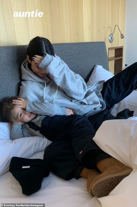 Hanging out: Kendall and Reign shy away from the camera while hanging out in bed Kendall Jenner Birthday, Reign Disick, Stile Kendall Jenner, Look Kylie Jenner, Buty Marki Nike, Mode Ulzzang, Kardashian Kids, Kendall Style, Foto Baby