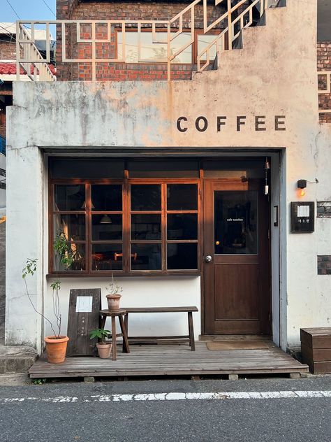 Coffee Shop Small Spaces Design, Coffee Shop Japanese Style, Japan Coffee Shop Design, Japanese Cafe Interior Design, Japanese Coffee Shop Aesthetic, Japan Cafe Interior, Japan Coffee Shop, Japanese Cafe Aesthetic, Japan Bakery