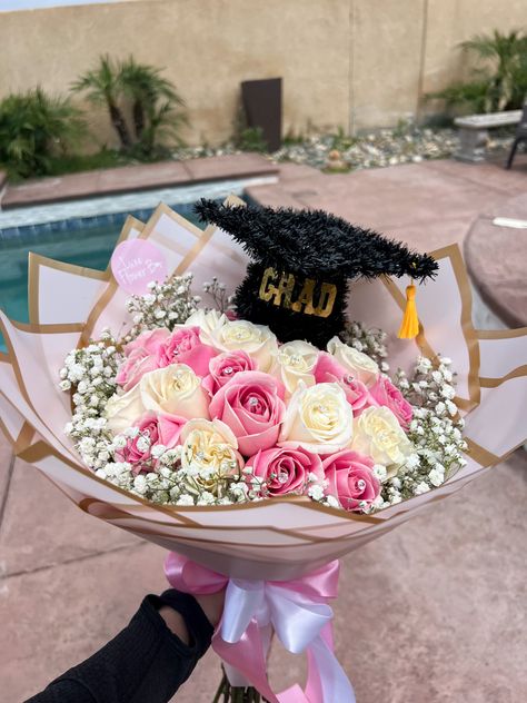 Cute Graduation Flowers, Graduation Ramos Eternal, Korean Rose Bouquet, Ramos For Graduation, Flower Graduation Bouquet, Pink Graduation Bouquet, Diy Graduation Flower Bouquet, Senior Flowers Bouquets, High School Graduation Flowers Bouquet