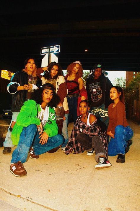 Y2k Friend Group Aesthetic, 90s Group Photoshoot, Poc Friend Group, 90s Friend Group, Friends Green Aesthetic, Y2k Friend Group, Friends Aesthetic Black, Black Friend Group Aesthetic, Fashion Besties