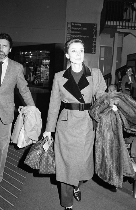 Robert Wolders, Audrey Hepburn Images, Audrey Hepburn Outfit, Audrey Hepburn Pictures, Audrey Hepburn Photos, Anna Karina, Audrey Hepburn Style, Hepburn Style, Popular Handbags