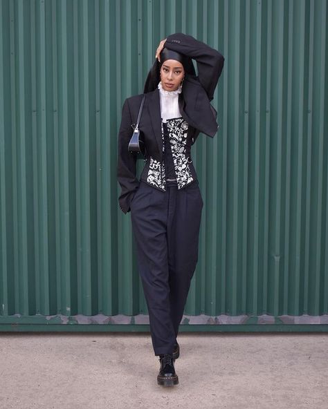 Hodan Yousuf on Instagram: “...the men’s section at the thrift store always has the best loose fitting pants, also good for the tall girlies that never seem to find…” Hodan Yousuf, Styling Turtlenecks, Styling Pants, Styling Boots, Loose Fitting Pants, Fitting Pants, Androgynous Fashion, Dressed To Kill, Modest Fashion Outfits