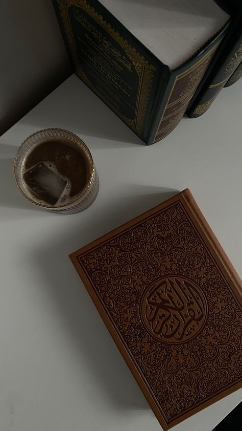 Islamic Lectures Aesthetic, Quranic Wallpaper Aesthetic, Praying Aesthetic Islam, Islamic Books Aesthetic, Islam Architecture, Islam Aesthetics, Quran Aesthetic, Islam Inspiration, Islam Aesthetic