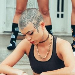 Shaved Head Girl, Bald Tattoo, Bald Head Tattoo, Scalp Tattoo, Bald Head Women, Girls With Shaved Heads, Shaved Head Women, Rap Video, Mode Punk